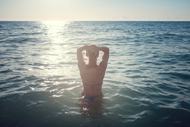 Mavi ve pembe swi Kızıl saçlı güzel genç gülümseyen kadın