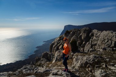 Genç fitness kadın iz runner gündoğumu sahil izinde