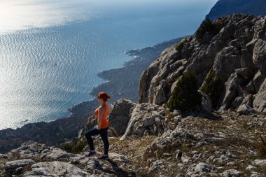 Genç fitness kadın iz runner gündoğumu sahil izinde