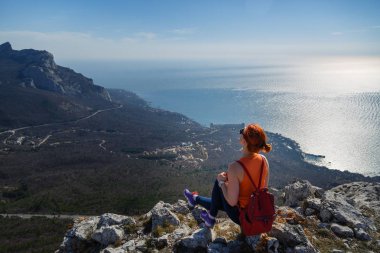 Genç fitness kadın iz runner gündoğumu sahil izinde
