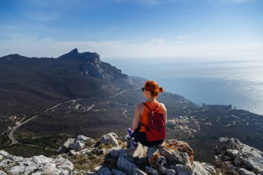 Genç fitness kadın iz runner gündoğumu sahil izinde