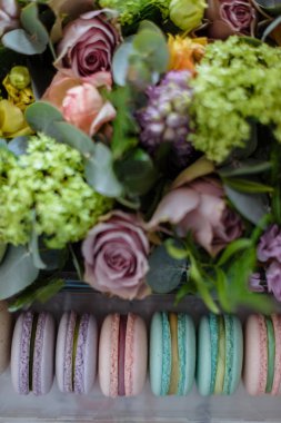 Macaroons ve çiçek hediye kutusu