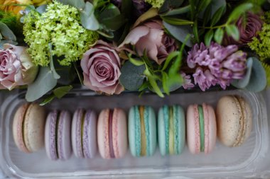 Macaroons ve çiçek hediye kutusu
