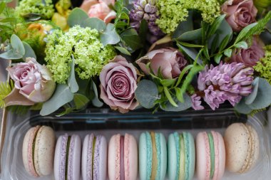 Macaroons ve çiçek hediye kutusu