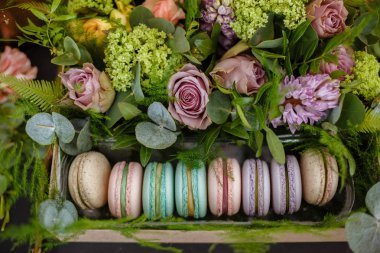 Macaroons ve çiçek hediye kutusu