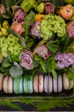 Macaroons ve çiçek hediye kutusu
