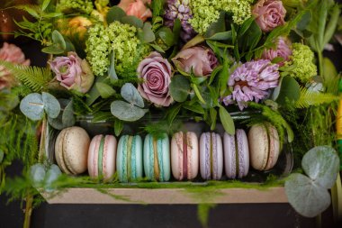 Macaroons ve çiçek hediye kutusu
