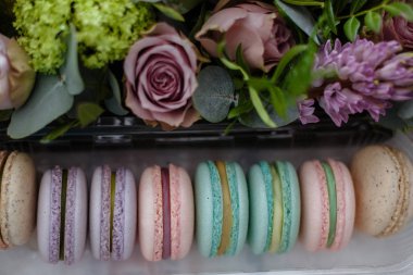 Macaroons ve çiçek hediye kutusu