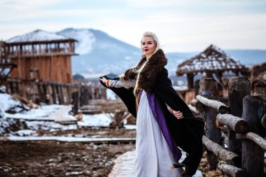 Bir viking sarı saçları ile tutan güzel genç kadın. Tarihsel şahsiyet görüntüsünü