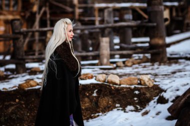 Bir viking sarı saçları ile tutan güzel genç kadın. Tarihsel şahsiyet görüntüsünü