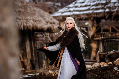 Bir viking sarı saçları ile tutan güzel genç kadın. Tarihsel şahsiyet görüntüsünü