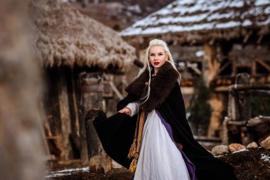 Bir viking sarı saçları ile tutan güzel genç kadın. Tarihsel şahsiyet görüntüsünü