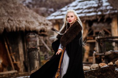 Bir viking sarı saçları ile tutan güzel genç kadın. Tarihsel şahsiyet görüntüsünü