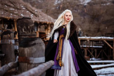 Bir viking sarı saçları ile tutan güzel genç kadın. Tarihsel şahsiyet görüntüsünü