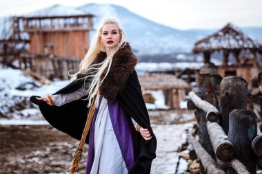 Bir viking sarı saçları ile tutan güzel genç kadın. Tarihsel şahsiyet görüntüsünü