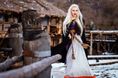 Bir viking sarı saçları ile tutan güzel genç kadın. Tarihsel şahsiyet görüntüsünü