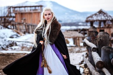 Bir viking sarı saçları ile tutan güzel genç kadın. Tarihsel şahsiyet görüntüsünü