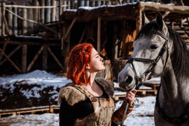 Savaş için onu hazırlamak bir sadık atı ile Kızıl saçlı kadın