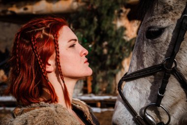 Savaş için onu hazırlamak bir sadık atı ile Kızıl saçlı kadın