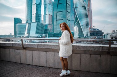 Gülümseyen güzel kadın fon karşı hafif bir ceket 