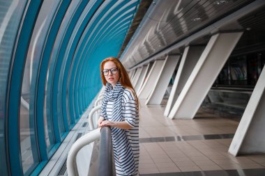 Gülümseyen güzel kadın fon karşı hafif bir ceket 