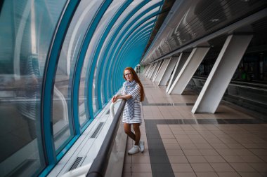 Gülümseyen güzel kadın fon karşı hafif bir ceket 