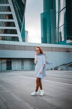 Gülümseyen güzel kadın fon karşı hafif bir ceket 