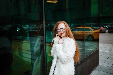 Gülümseyen güzel kadın fon karşı hafif bir ceket 