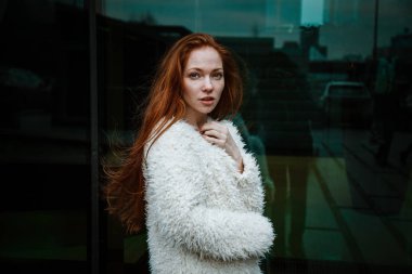 Gülümseyen güzel kadın fon karşı hafif bir ceket 