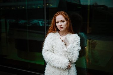 Gülümseyen güzel kadın fon karşı hafif bir ceket 