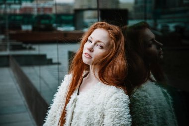 Gülümseyen güzel kadın fon karşı hafif bir ceket 