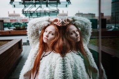 Gülümseyen güzel kadın fon karşı hafif bir ceket 