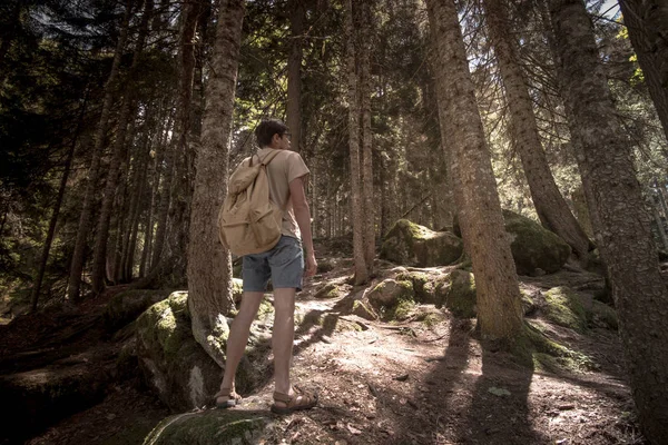 Pés Homem caminhadas ao ar livre com rio e floresta — Fotografia de Stock