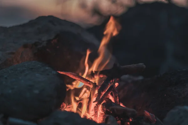 Einladendes Lagerfeuer am Strand im Sommer — Stockfoto