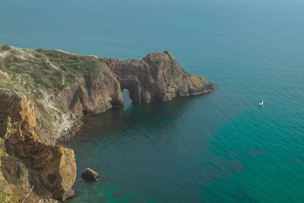 Güzel günbatımı okyanus kıyısında. Fikir ve eğlence ve seyahat kavramı