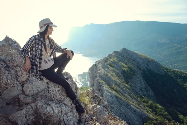 Viaggiatore donna con zaino in mano cappello e guardando le montagne incredibili e la foresta, concetto di viaggio vagabondo, spazio per il testo, momento epico atmosferico — Foto Stock