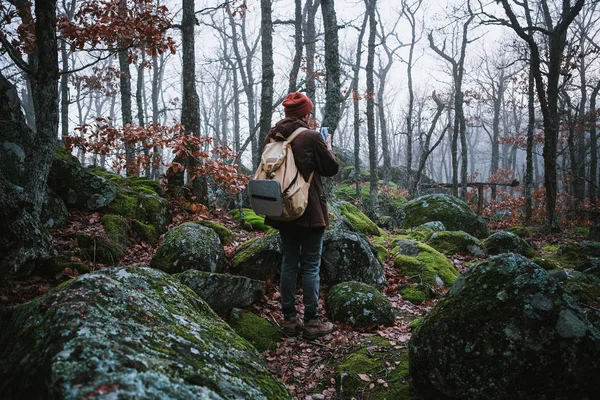 Man walking na ciemną ścieżką przez las upiorny — Zdjęcie stockowe