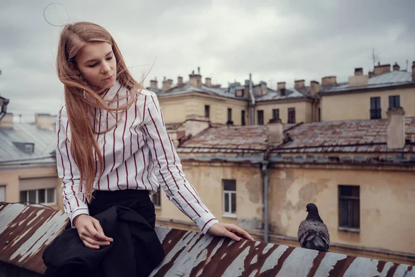 Uma jovem de cabelos vermelhos em um terno de negócios está andando ao longo de uma bela cidade velha. São Petersburgo — Fotografia de Stock