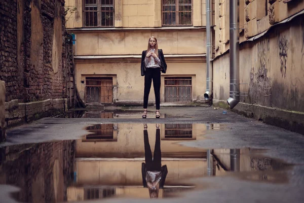 Une jeune fille rousse en costume d'affaires se promène le long d'une belle vieille ville. Saint-Pétersbourg — Photo