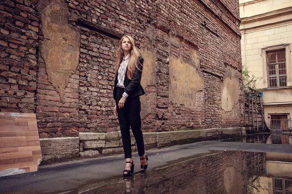 Rusovlasá dívka v obleku chodí podél krásné staré město. Petrohrad — Stock fotografie