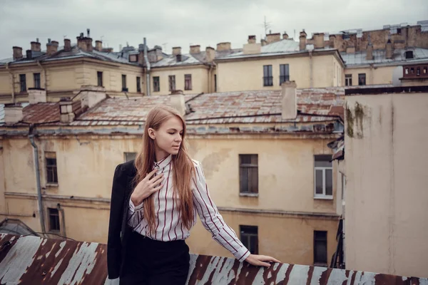Egy fiatal vörös hajú lány, egy öltöny séta a gyönyörű óváros. Budapest — Stock Fotó