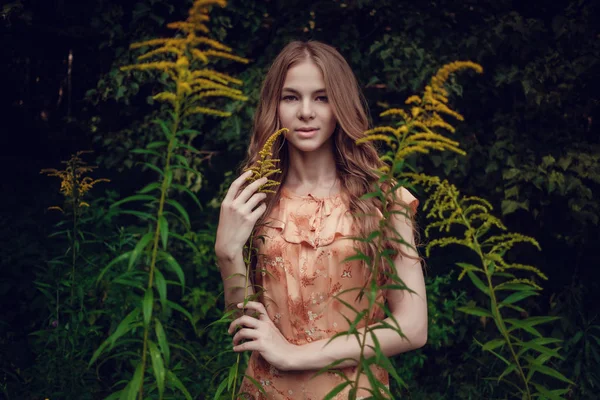 Mladá žena, pozadí letní zelený park, zelené listy. Běžící dívka s krásné kudrnaté vlasy — Stock fotografie