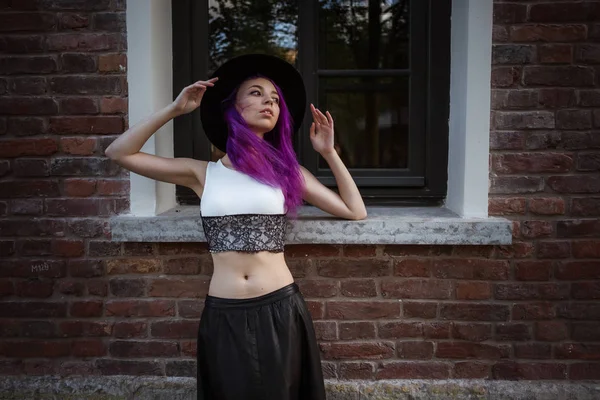 Vacker ung violett hårig flicka promenader i solnedgången i en stadspark. St. Petersburg, New Holland — Stockfoto