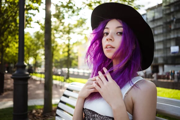 Hermosa chica peluda violeta joven caminando al atardecer en un parque de la ciudad. San Petersburgo, Nueva Holanda — Foto de Stock