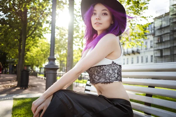 Mooie violet harig meisje bij zonsondergang te wandelen in een stadspark. Sint-Petersburg, New Holland — Stockfoto