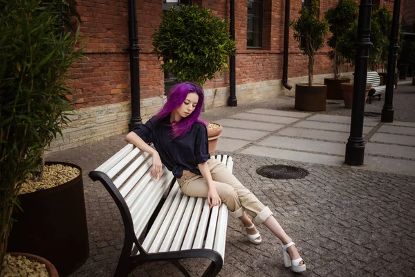 Mooie violet harig meisje bij zonsondergang te wandelen in een stadspark. Sint-Petersburg, New Holland — Stockfoto