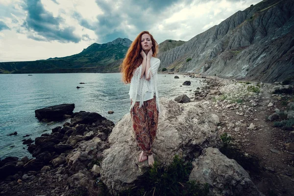 Hermosa modelo de estilo boho con traje de baño de ganchillo blanco posando en la playa a la luz del sol — Foto de Stock