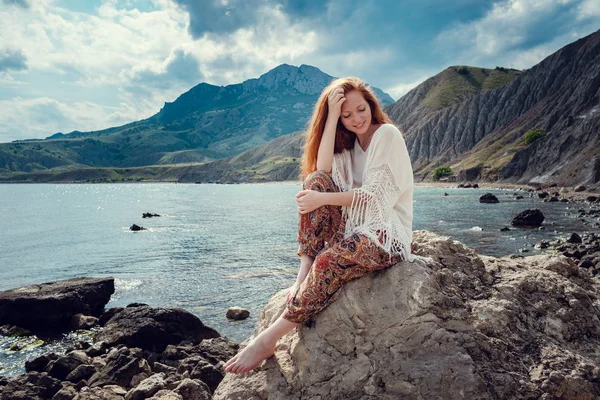 Krásné boho stylu model nosí bílé Háčkované plavky pózuje na pláži v slunečním světle — Stock fotografie