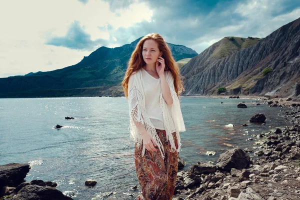 Krásné boho stylu model nosí bílé Háčkované plavky pózuje na pláži v slunečním světle — Stock fotografie