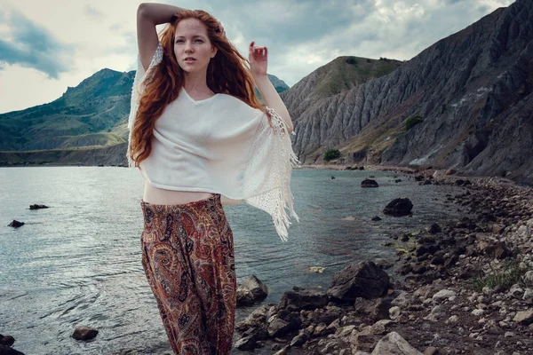 Vackra boho stil modell bär vit virkad baddräkt poserar på stranden i solljus — Stockfoto